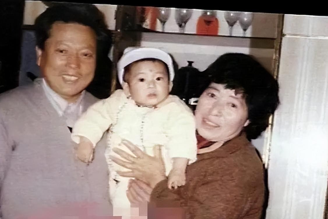 井柏然奶奶养大父母认亲视频,井柏然成为大明星后父母再来认亲