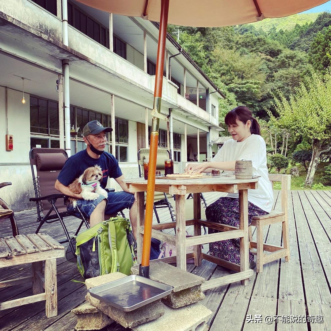 他住在日本深山一间废弃了的学校里7年，活成了许多人追求的样子