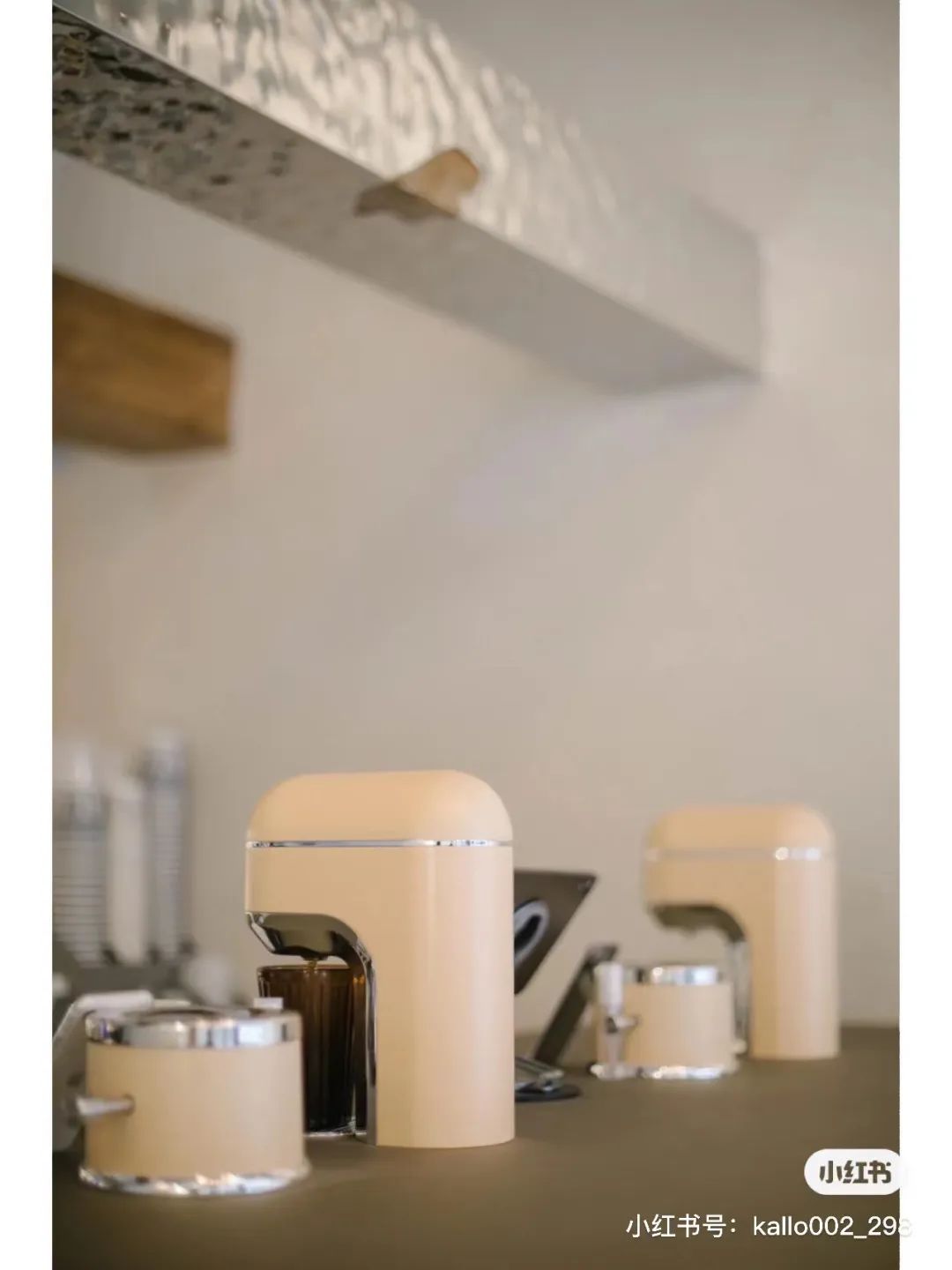 某知名品牌的生椰拿铁，三口就喝完，剩下半杯冰！