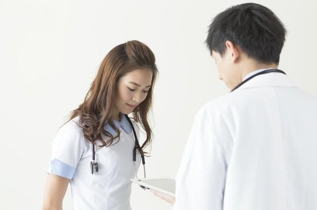 厦门25岁姑娘去医院做健康证体检,被六旬男医生用嘴吸了胸部