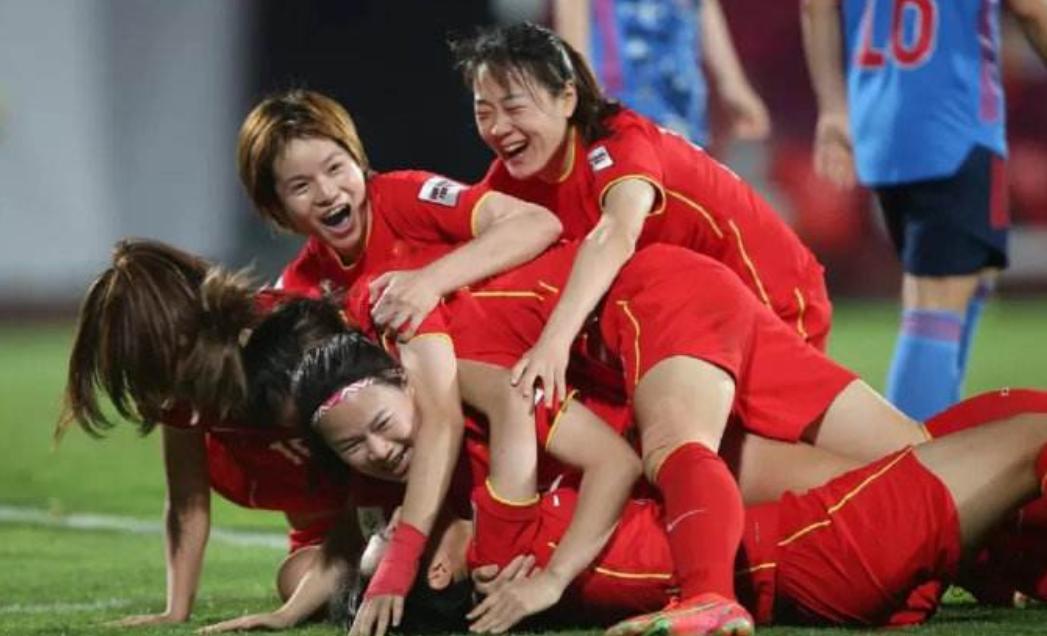 安徽一老师“嘲讽”男足，自创标语在校园里*放播**，评论区两极分化