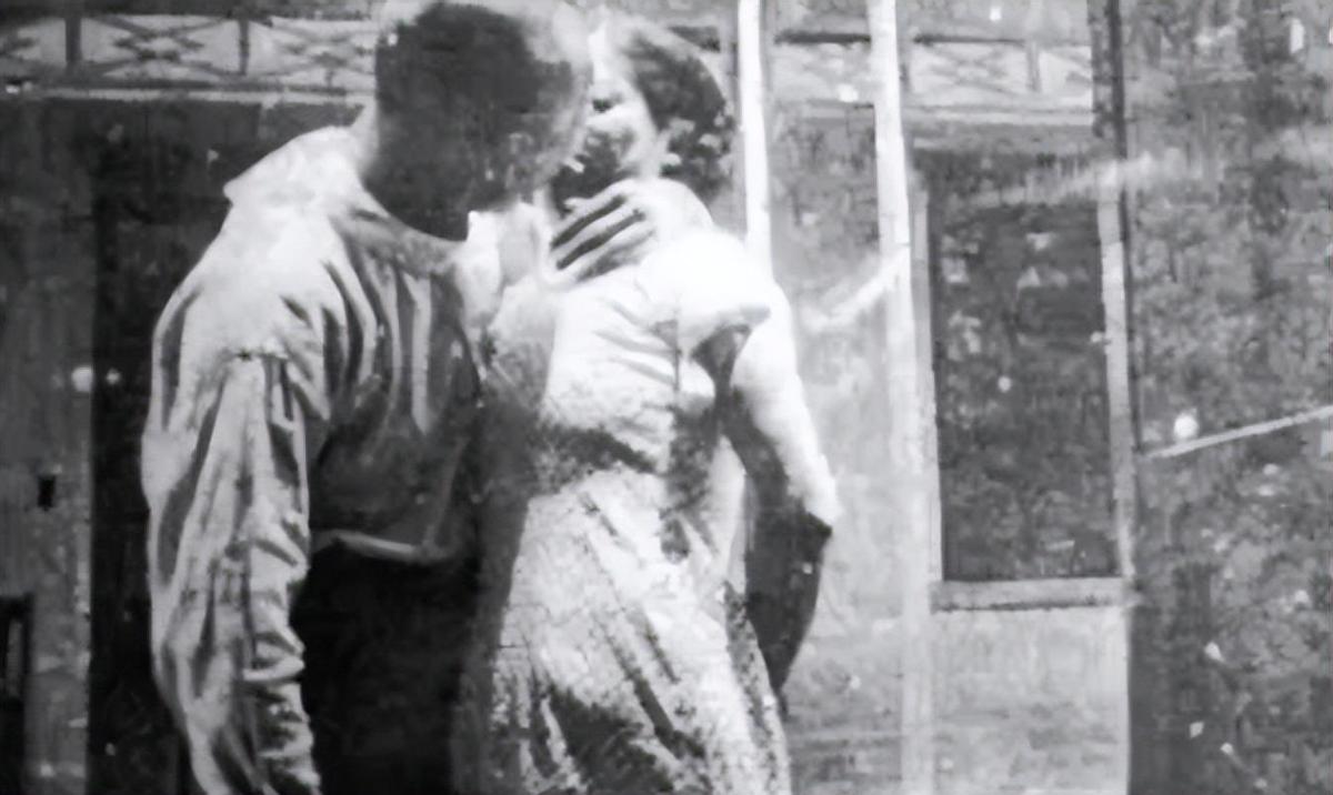 日军罪行照片：攻陷香港后兽性毕露，当场轮番侵犯新婚女明星