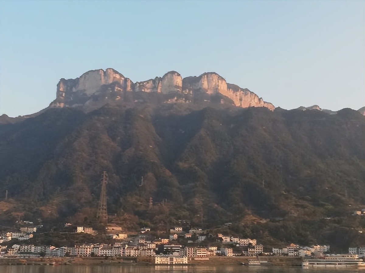 干部发现山头长得像毛主席，孔令华初见落泪，李讷感叹：太像了