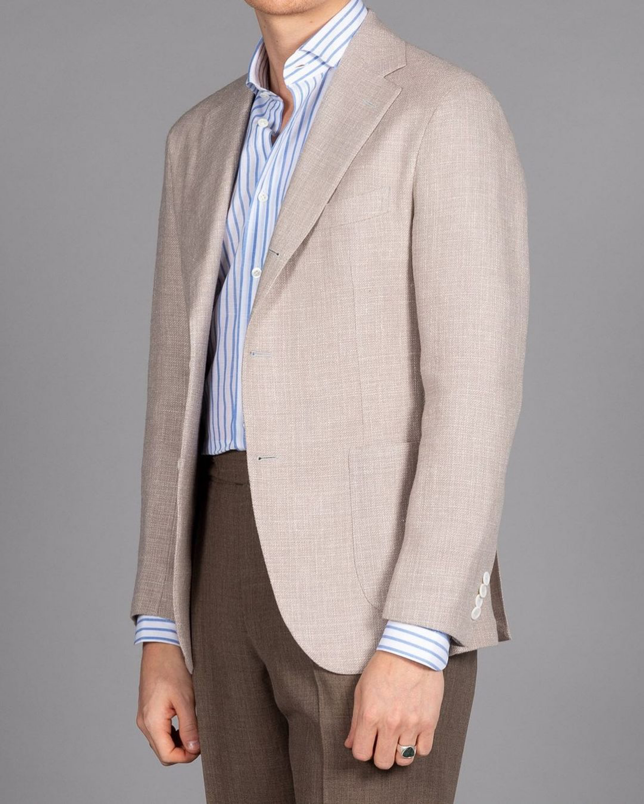 西装薄款男士正装,男士休闲黑色西装怎么搭配牛仔裤