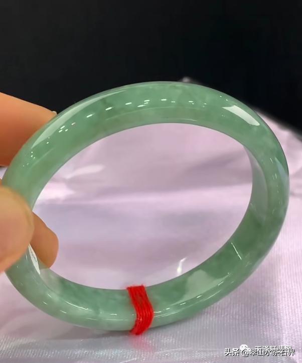 黑乌鸡翡翠手镯等级,翡翠手镯的种水八个等级及价格