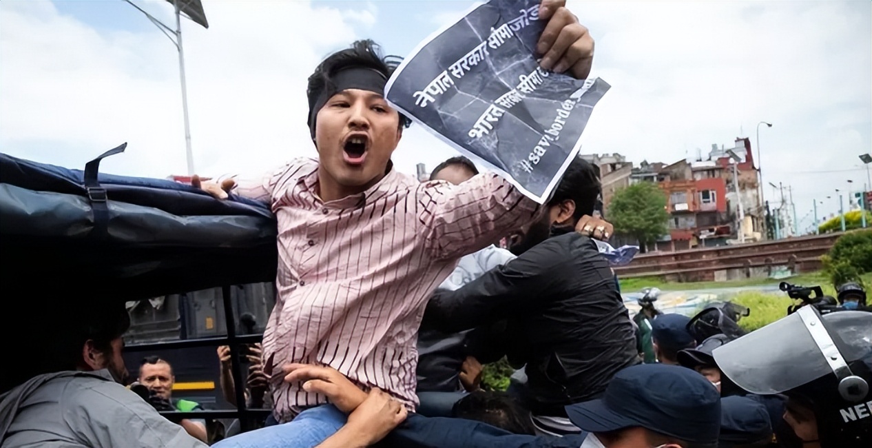 与中国接壤的尼泊尔地区,中国与印度相邻的尼泊尔