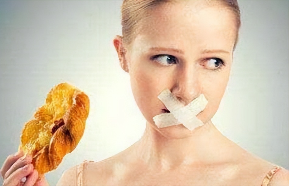 晚上10点是饿着好还是吃宵夜好,晚上吃夜宵和饿着肚子哪个更可怕