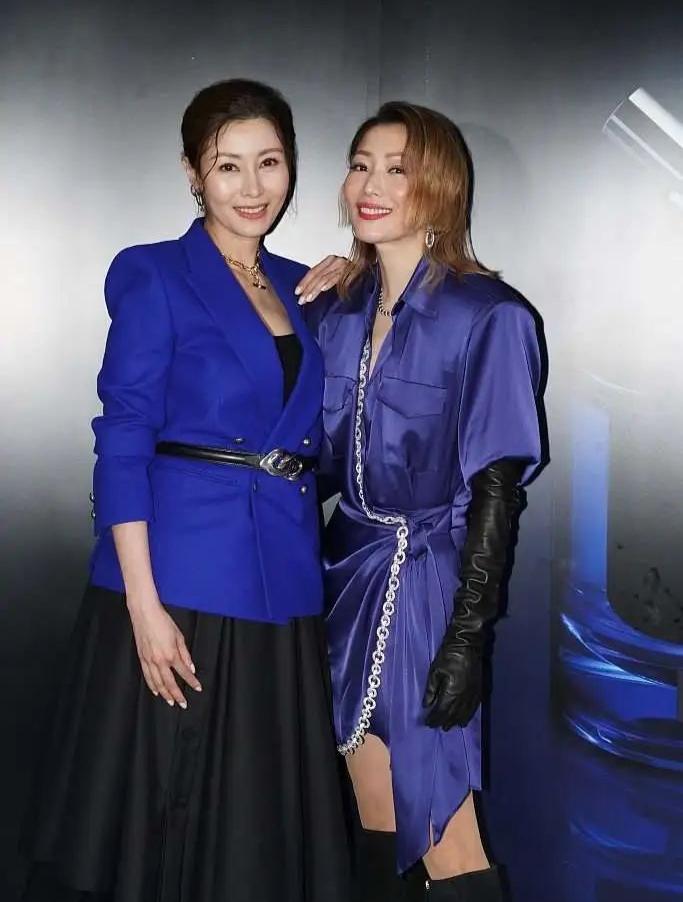 50多岁的郑秀文自律使身材曼妙 (50岁的郑秀文迎来了她的时髦巅峰)