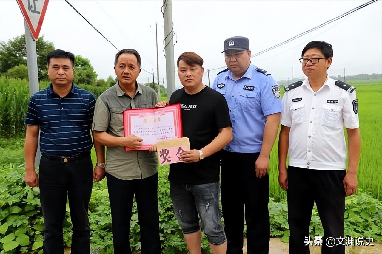 男子在臭水沟捡到一只乌龟,村民捡到乌龟马上报警