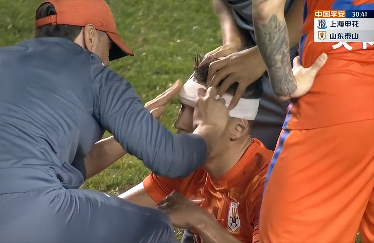 中超激烈1幕：2人头碰头均受伤，缠上绷带继续战，握手致意很友好