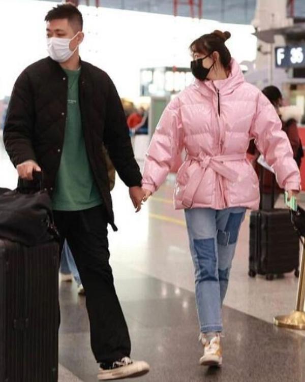 李艾穿蓝色衣服,李艾和老公甜蜜现身机场