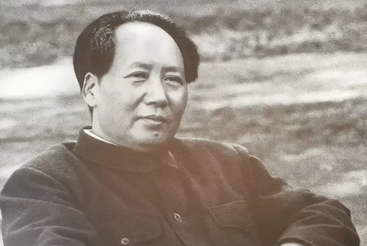 1997年香港经协商回归，期间邓公曾言：51年前，毛主席就料到此事