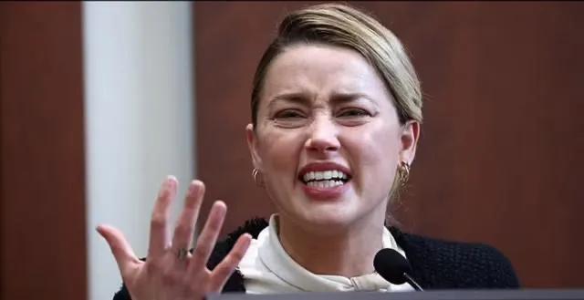 交换眼神挺暧昧,德普的美艳心理医生智商碾压前妻律师,颜值超高