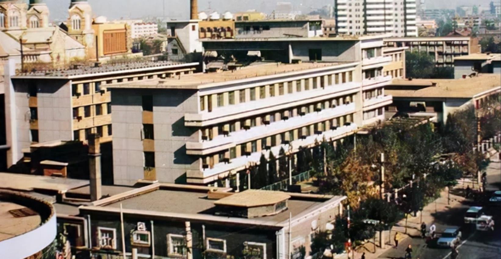 40岁，老光棍，隔壁新来的大妈故意走光，无意看到那抹黑色风景