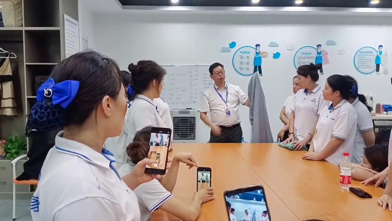 床罩怎么拆叠才整齐,家政床被怎么叠