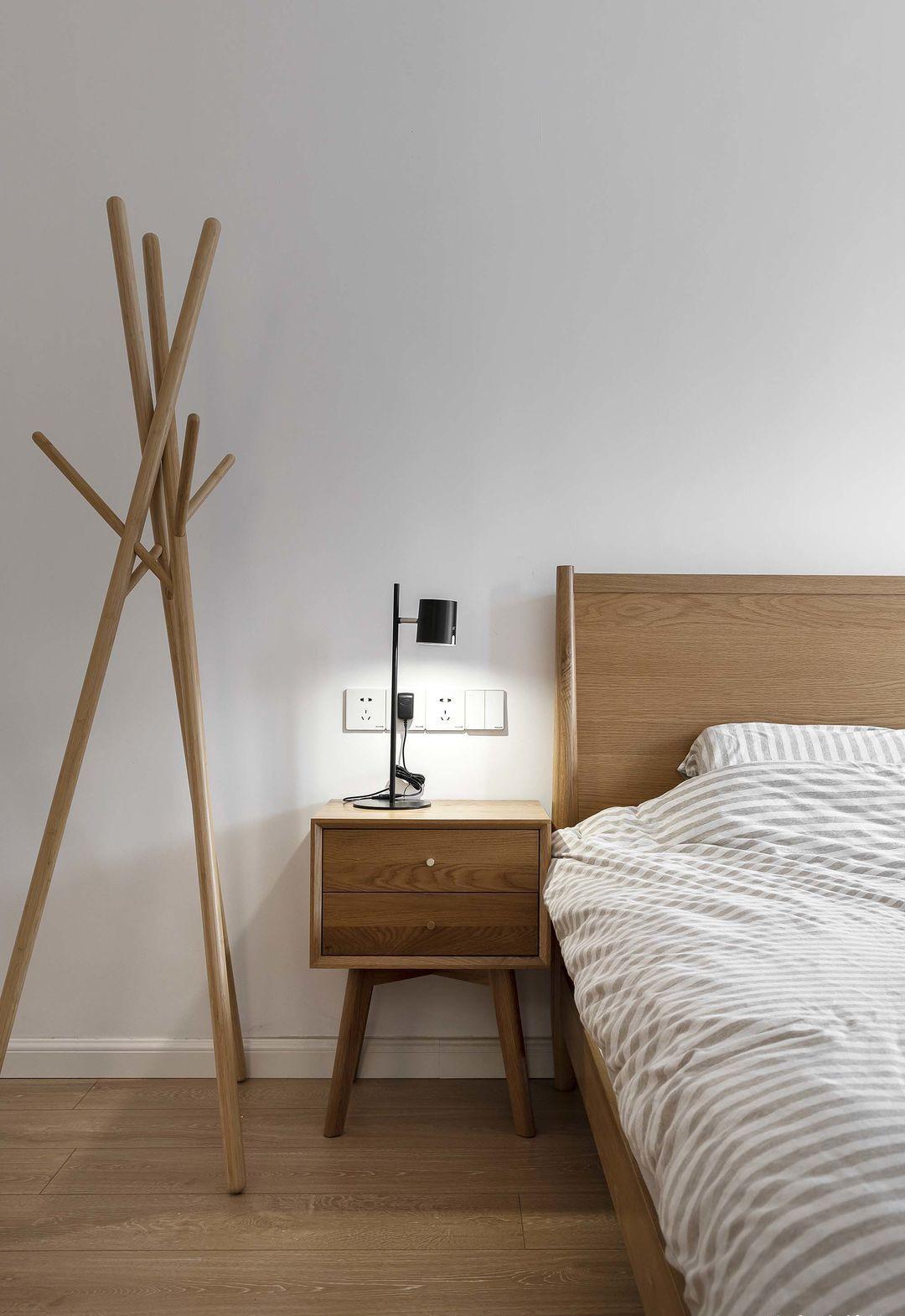 她在沙发后面“掏洞”造窗，完工后发现太明智了，全屋温暖又自然