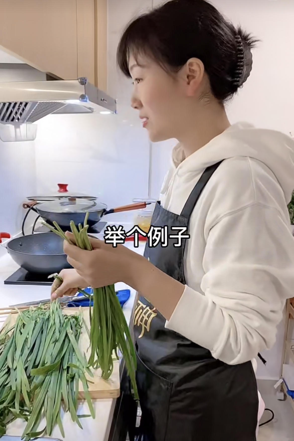 28岁江苏美女，在厨房拍视频，月入10万元，圈粉1200万，凭啥？