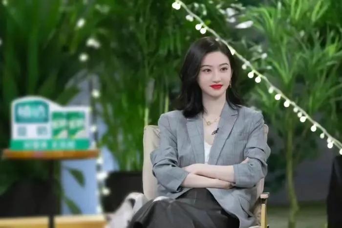 景甜清新亮相时装秀,景甜穿巴宝莉格子装