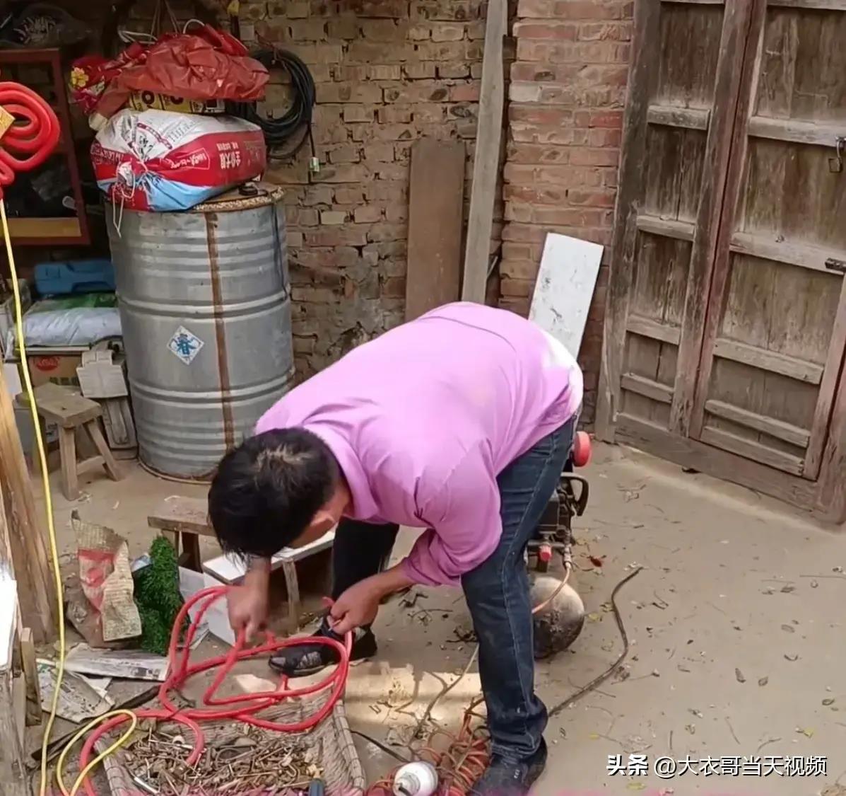 大衣哥被粉丝吓的视频,大衣哥砸门视频