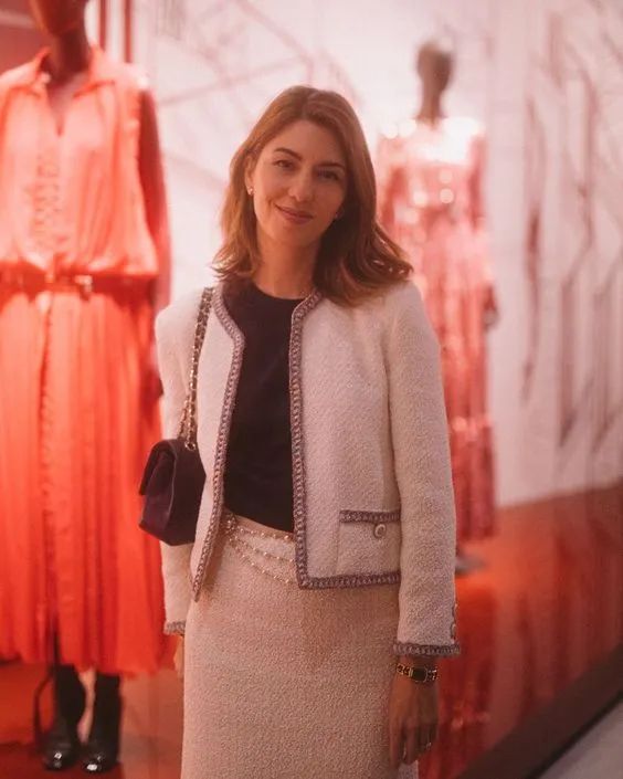 为什么小香风外套穿了显得很驼背,为什么你穿小香风廉价又土气