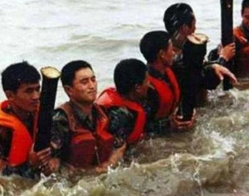 98抗洪荆州大堤有没有决口,98年长江抗洪牺牲了多少官兵