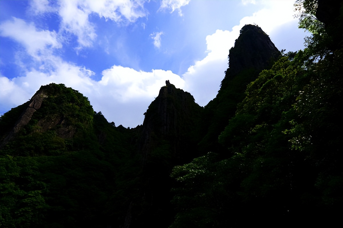 羊狮慕与张家界哪个好,江西明月山和羊狮慕哪个更值得去