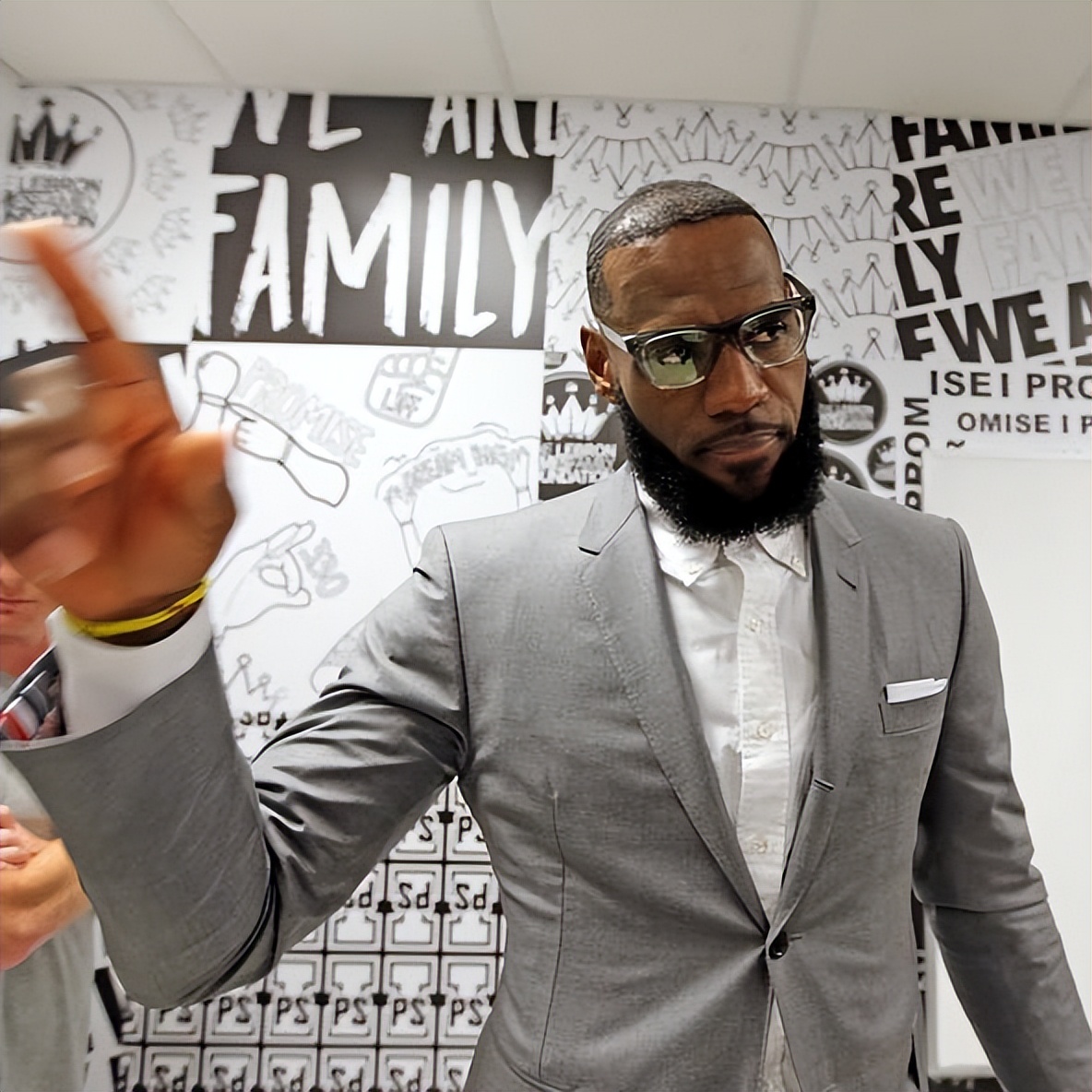 布朗尼吞云吐雾被老詹关禁闭,詹姆斯看布朗尼比赛冲突失控