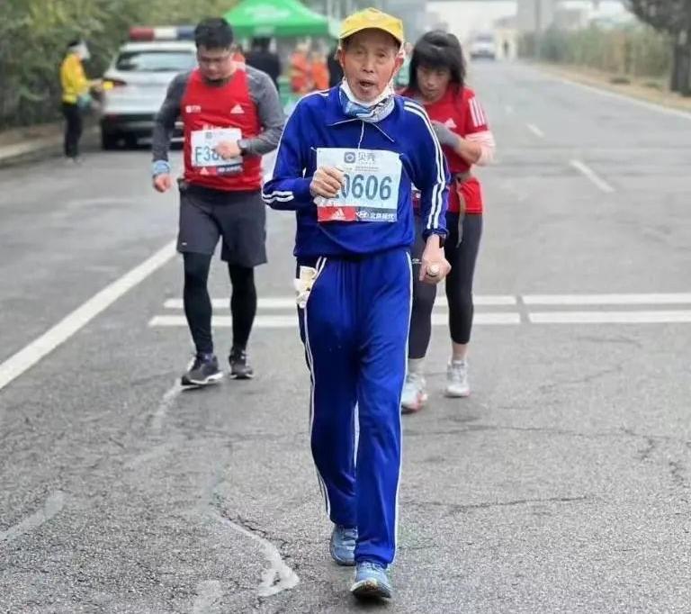 不得不服！他们比日足还热血，盘点跑圈11月又燃又励志的跑马故事