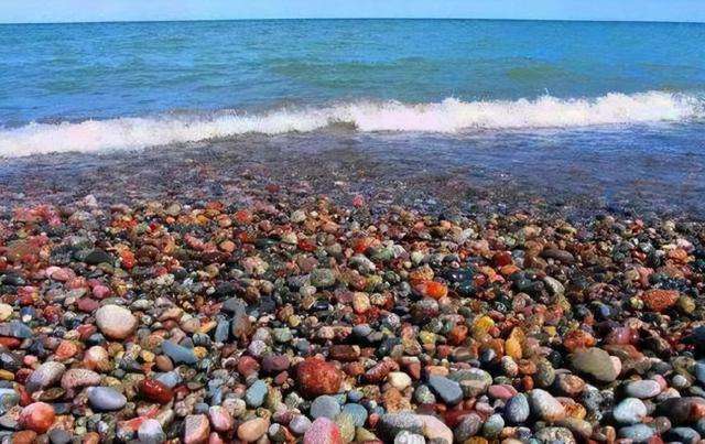 内蒙古遍地半透明石头,内蒙古发现玛瑙