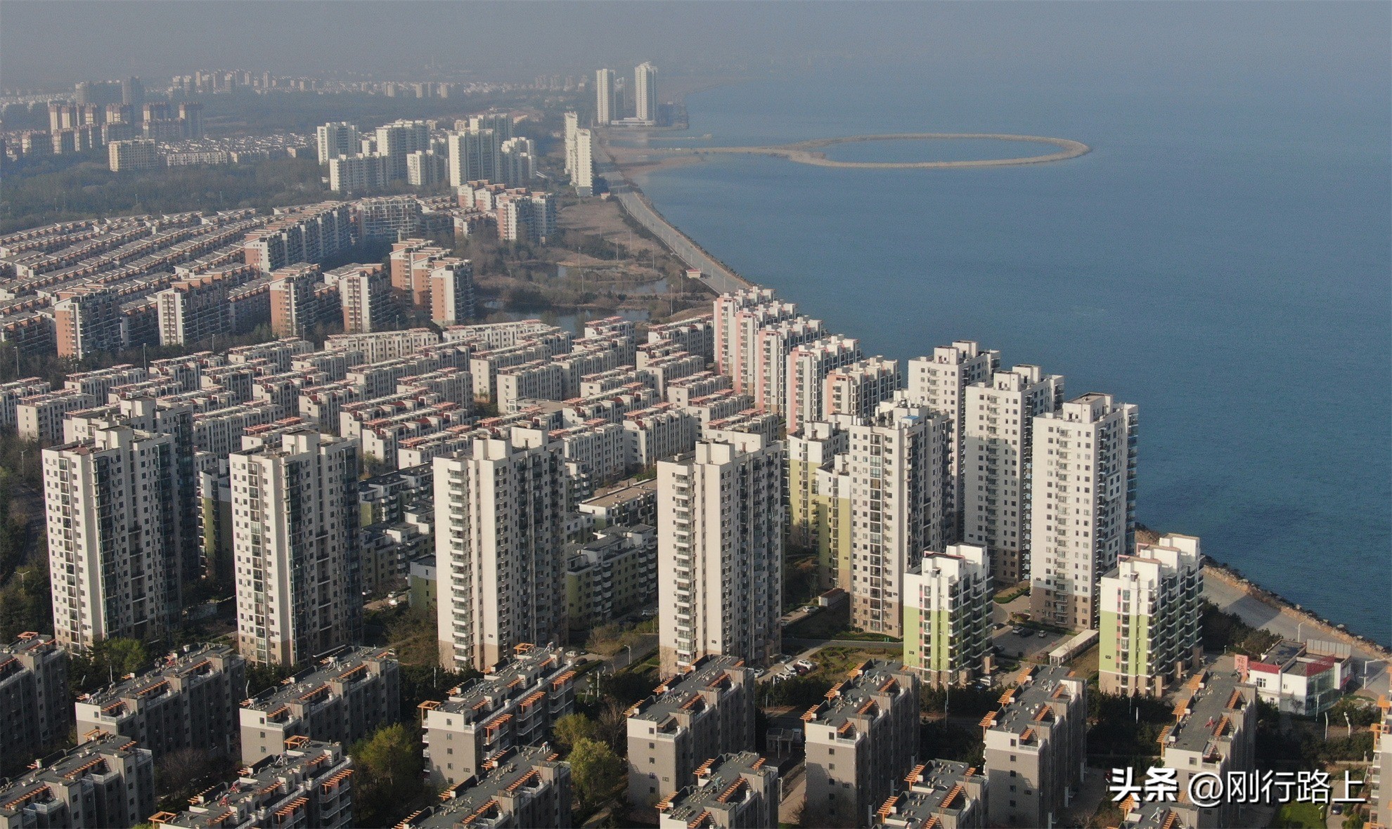 夏日总要去一趟山东龙口月亮湾的海滨沙滩吧