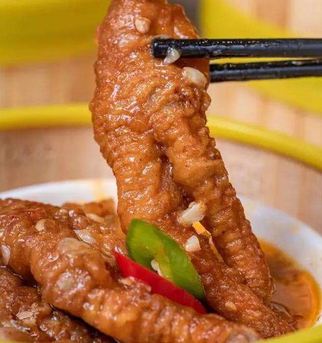 摆摊卖鸡脚的女孩子,女生摆摊卖鸡脚边卖边吃