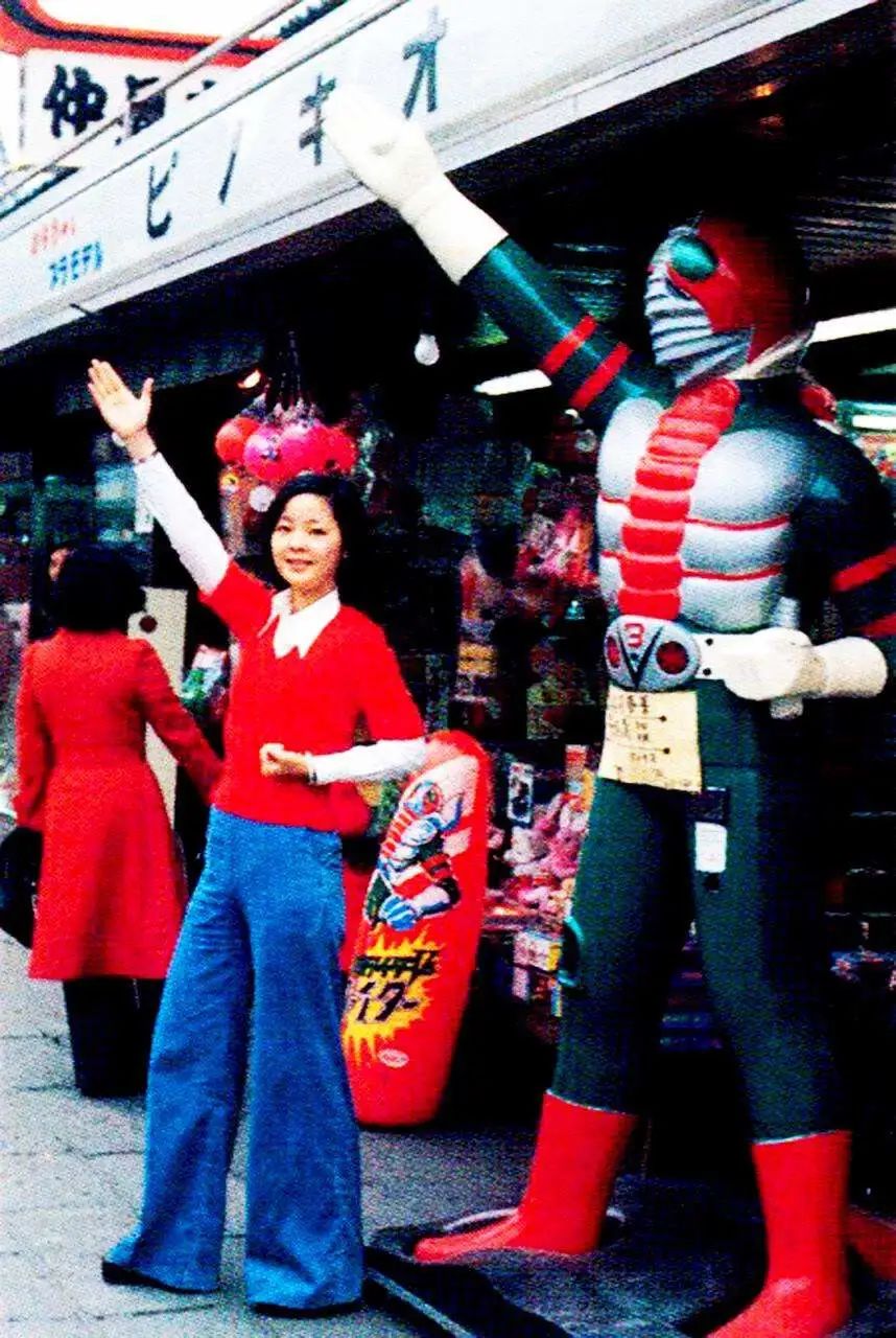 日本国宝级帅哥假面骑士,假面骑士救了人却被伤害