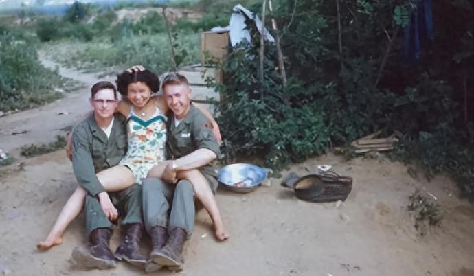 1947年,穿着清凉的韩国女子双腿叉开,豪放的坐在美国大兵腿上。