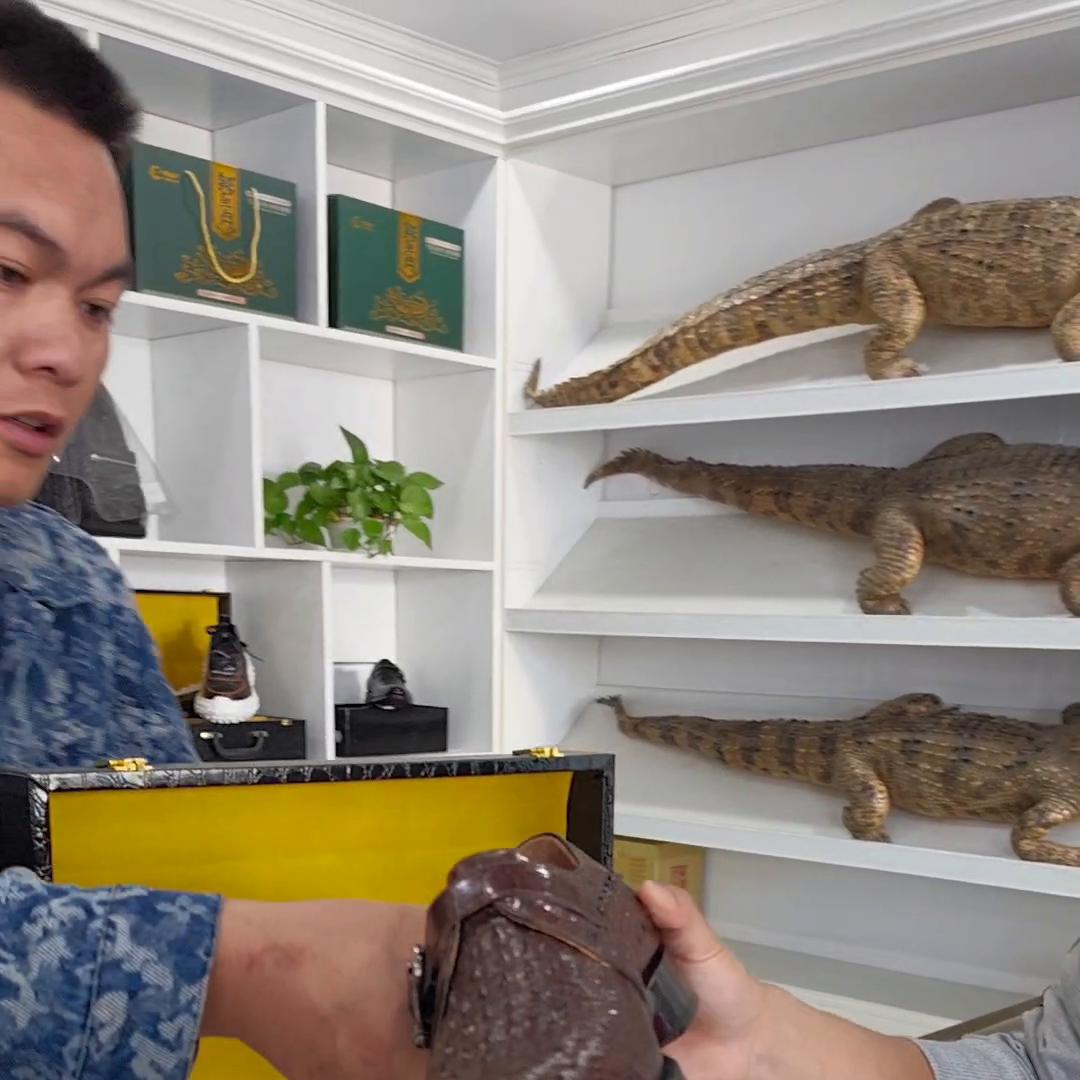 今天来照顾我们鳄鱼先生的生意！定制一双42号皮鞋，礼尚...