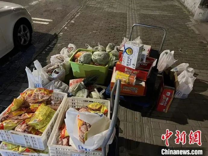 大白摘帽后露出满头银发,大白脱帽后满头银发让人动容