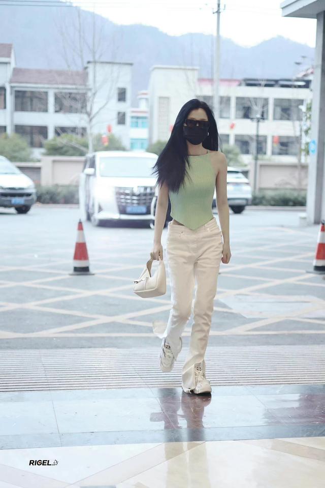 虞书欣腰臀比整过吗,虞书欣vs迪丽热巴腰臀比