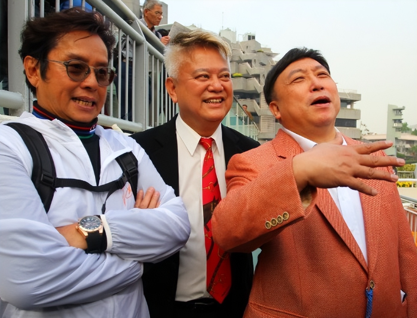 陈百祥和谭咏麟聊大佬,陈百祥和谭咏麟聚会唱歌