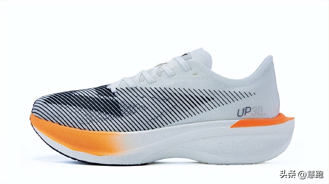 跑鞋内卷新高度：抢人抢名次争夺白热化你如何看？
