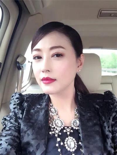 美女自有三分“龅”，不仅抗老而且显嫩，这7位女星都有轻微嘴凸