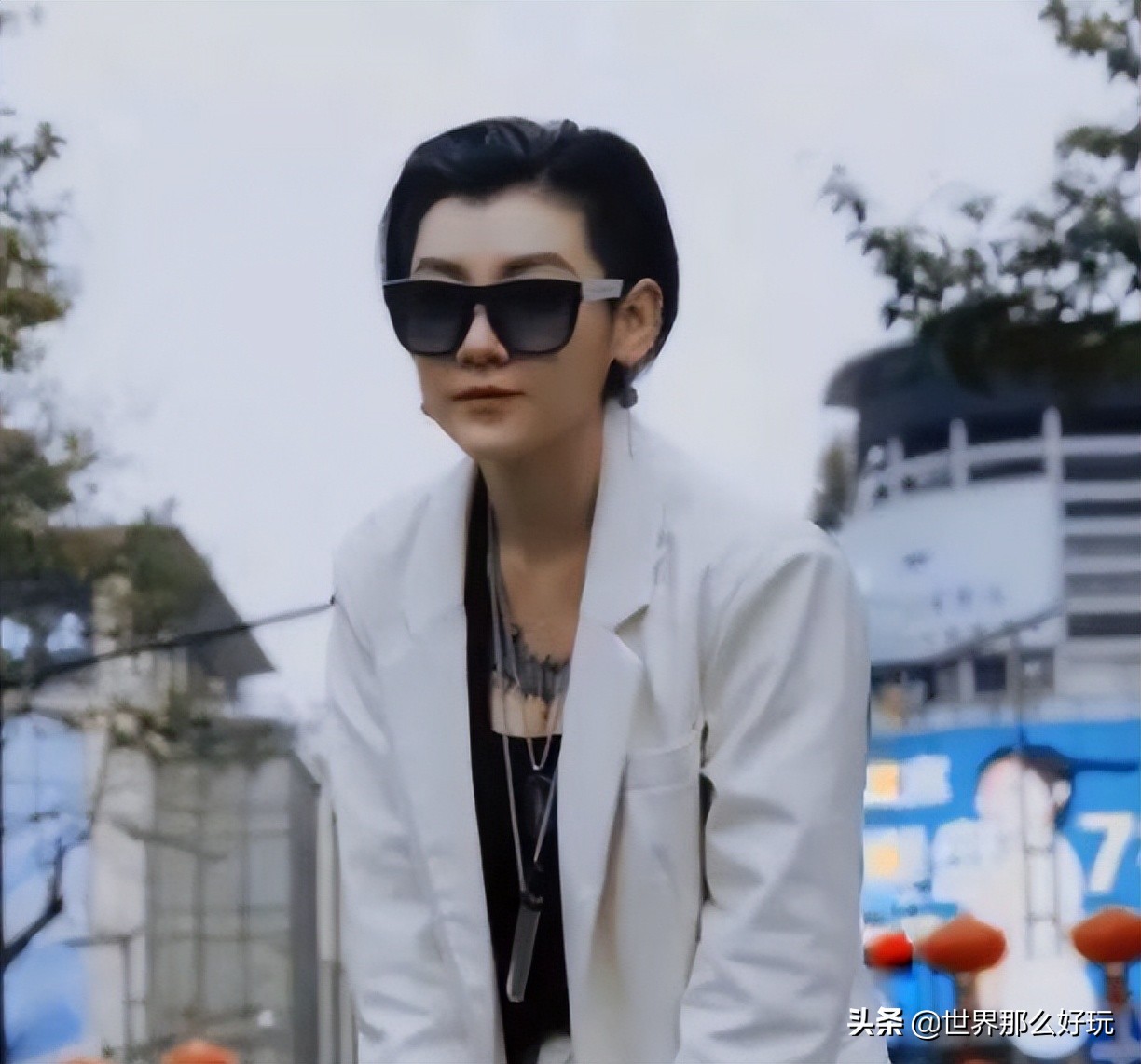 黝黑新娘穿粉色婚纱走红网络,新娘穿黑色婚纱引热议