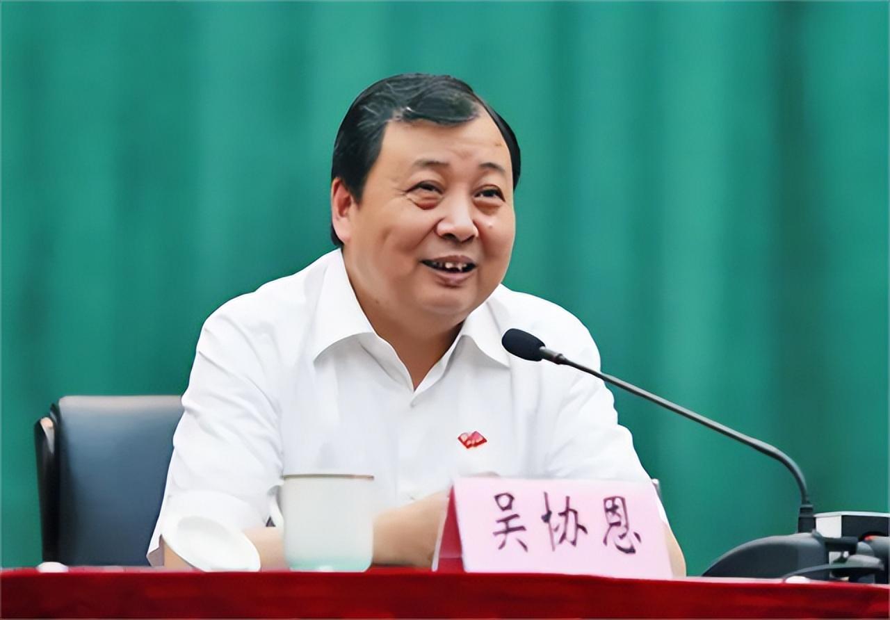 住别墅、开豪车、人均百万，天下第一村华西村为何欠了一屁股债？