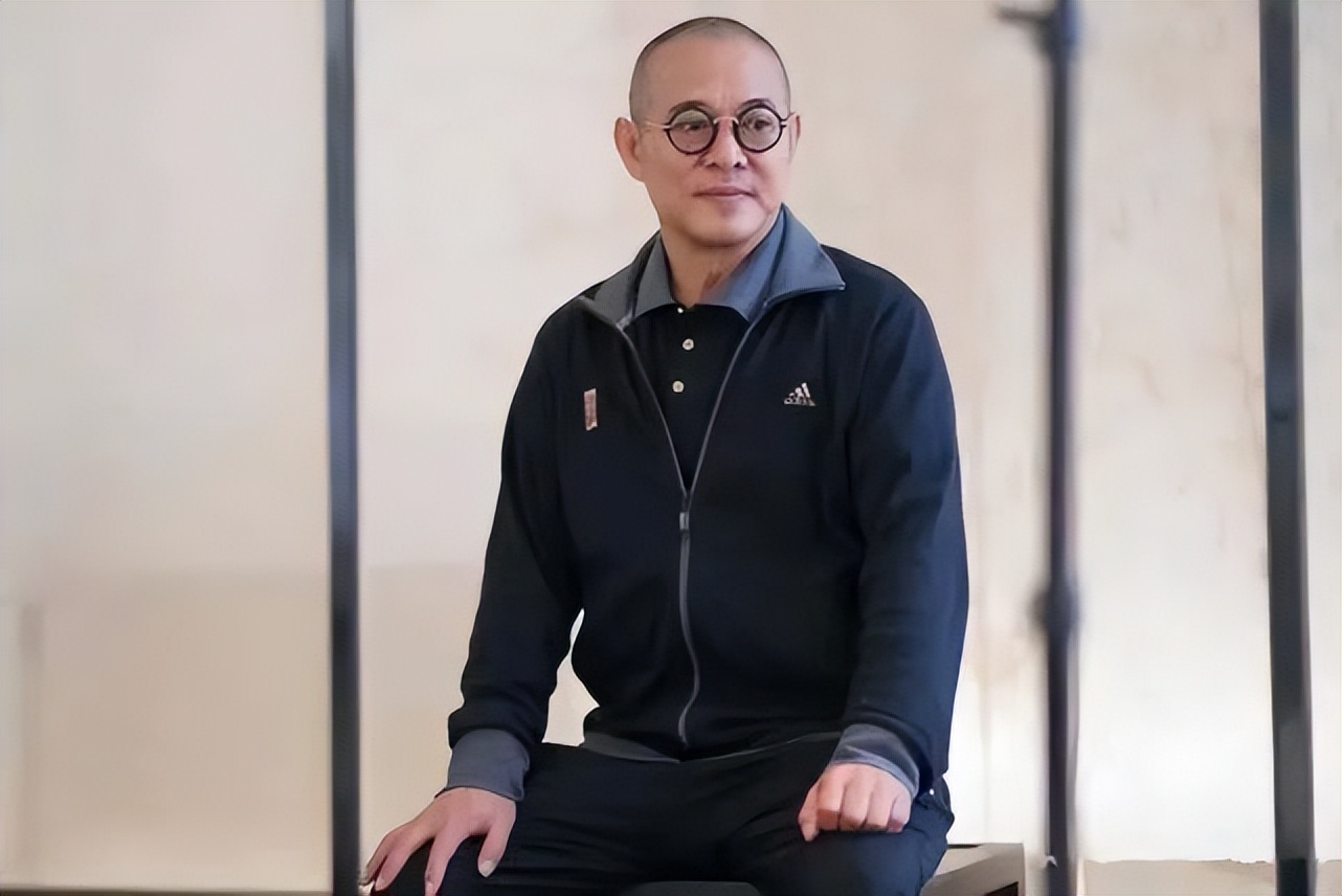 多次“被去世”的李连杰，精神得像打了鸡血一样跟女儿在国外逛街