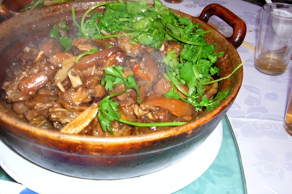 猫咪终究没能避开越南人的屠刀，越南人日食上万只猫，为啥爱吃猫