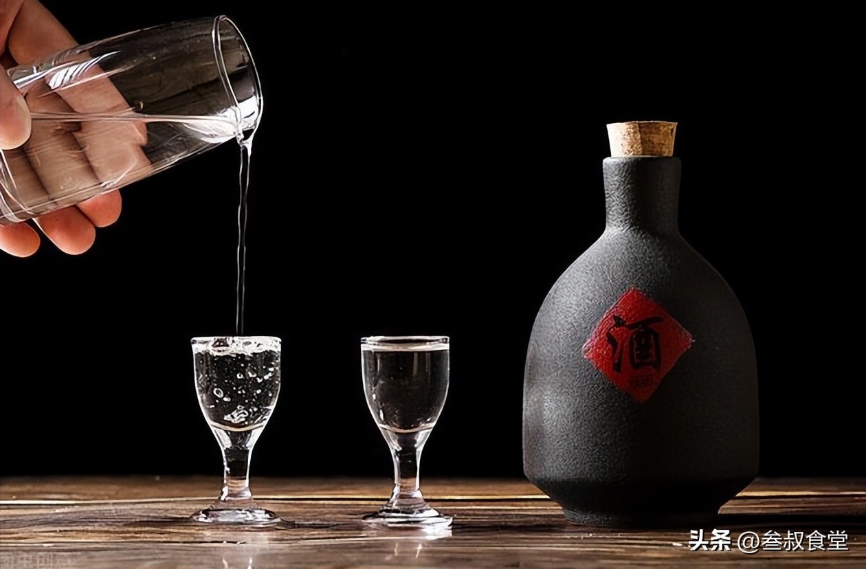 从包装上看白酒的真假怎么辨别,鉴别真假酒的字母