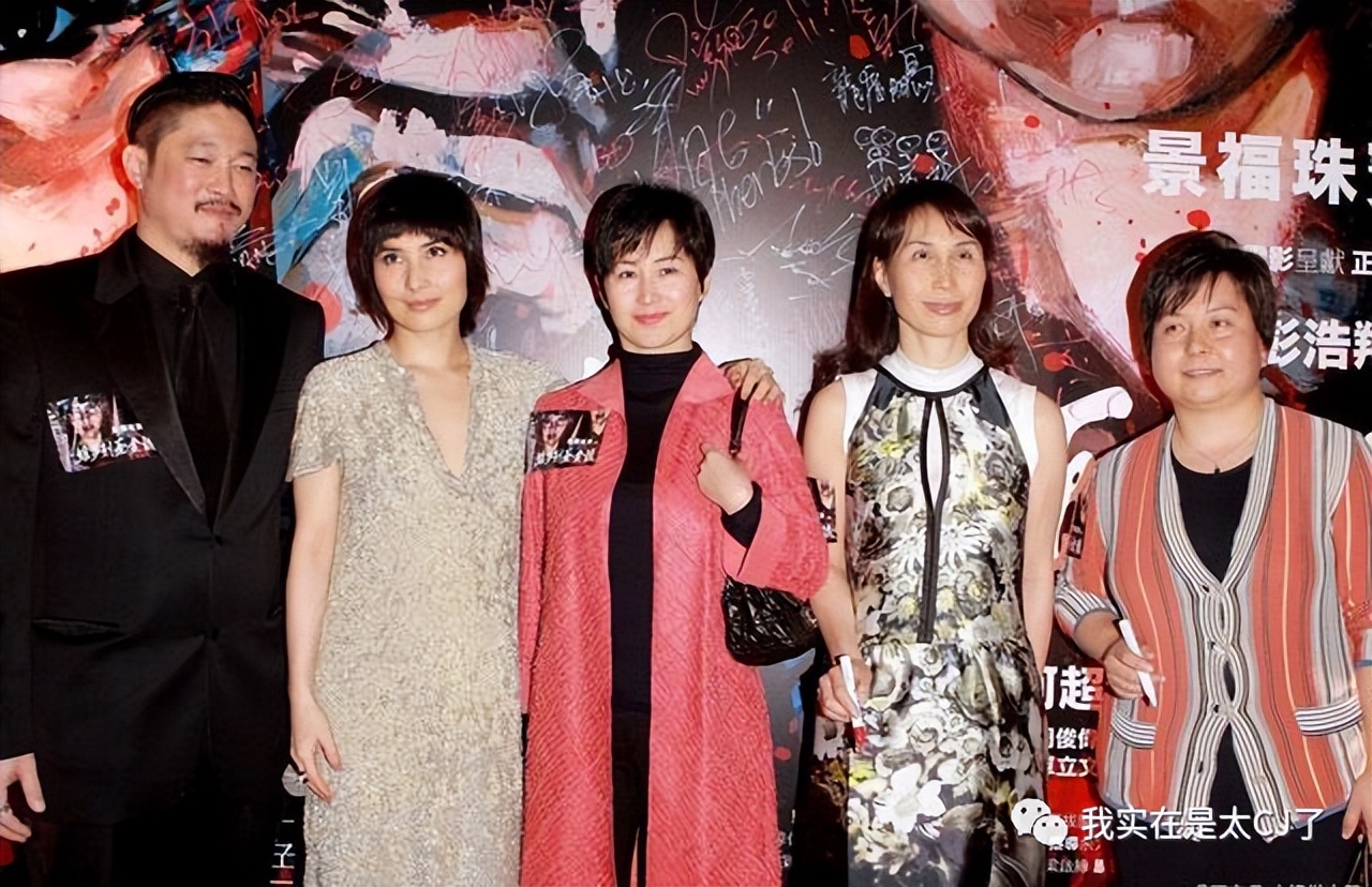 犯罪嫌疑人和他的同行人,民警和嫌疑犯同年同月同日生