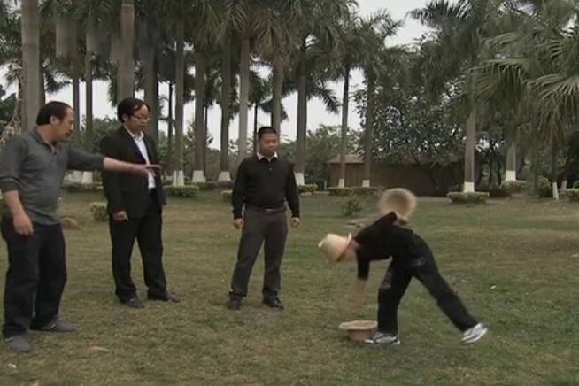 2013年，男孩与蟒蛇同居8年，蟒蛇趁人不注意跑到邻居女孩床上