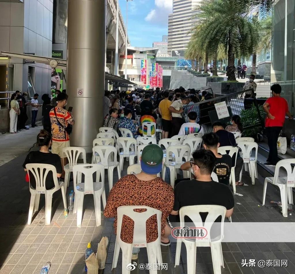 顾客扎堆挤爆商场,商场挤爆