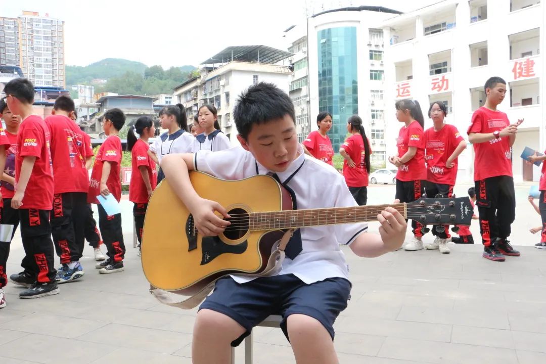 万二小举行2016级毕业典礼暨毕业班综合素质拓展活动