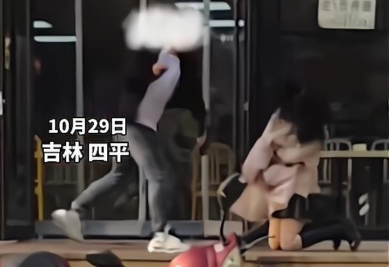 震撼！女孩儿遭严刑折磨，背后竟是初二禁忌之恋！