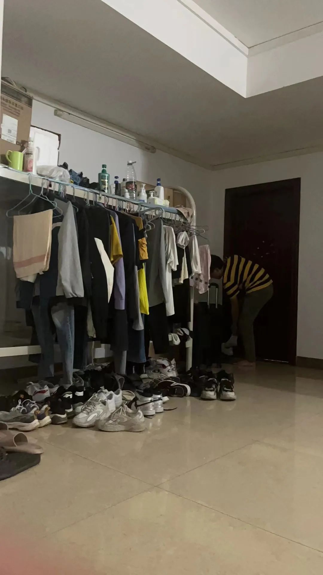 在深圳群租房里,我遇见了不少消失的「三和大神」